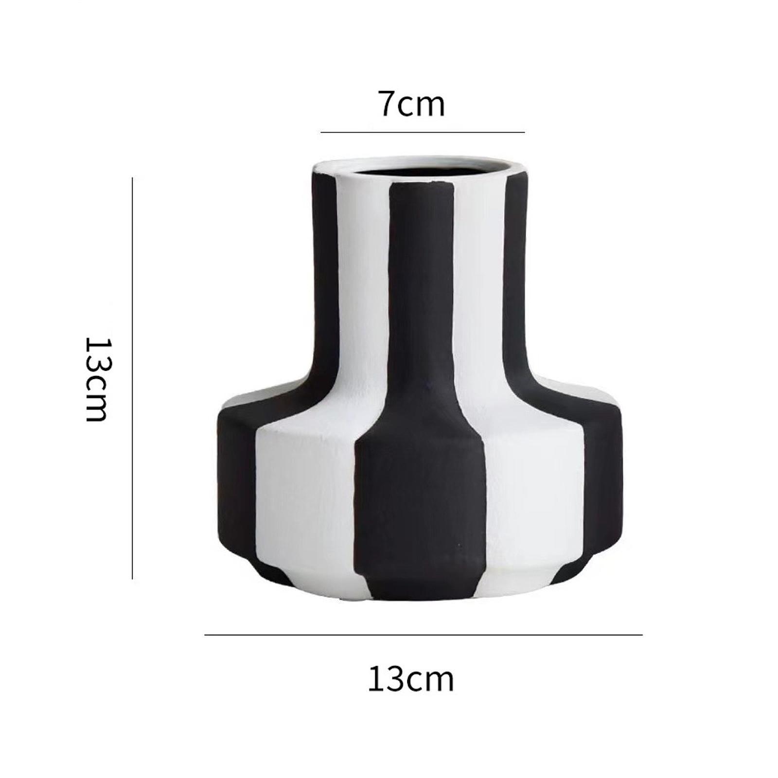 Elegancki czarno-biały wazon w – Desk Setup Minimalist recenzja i cena